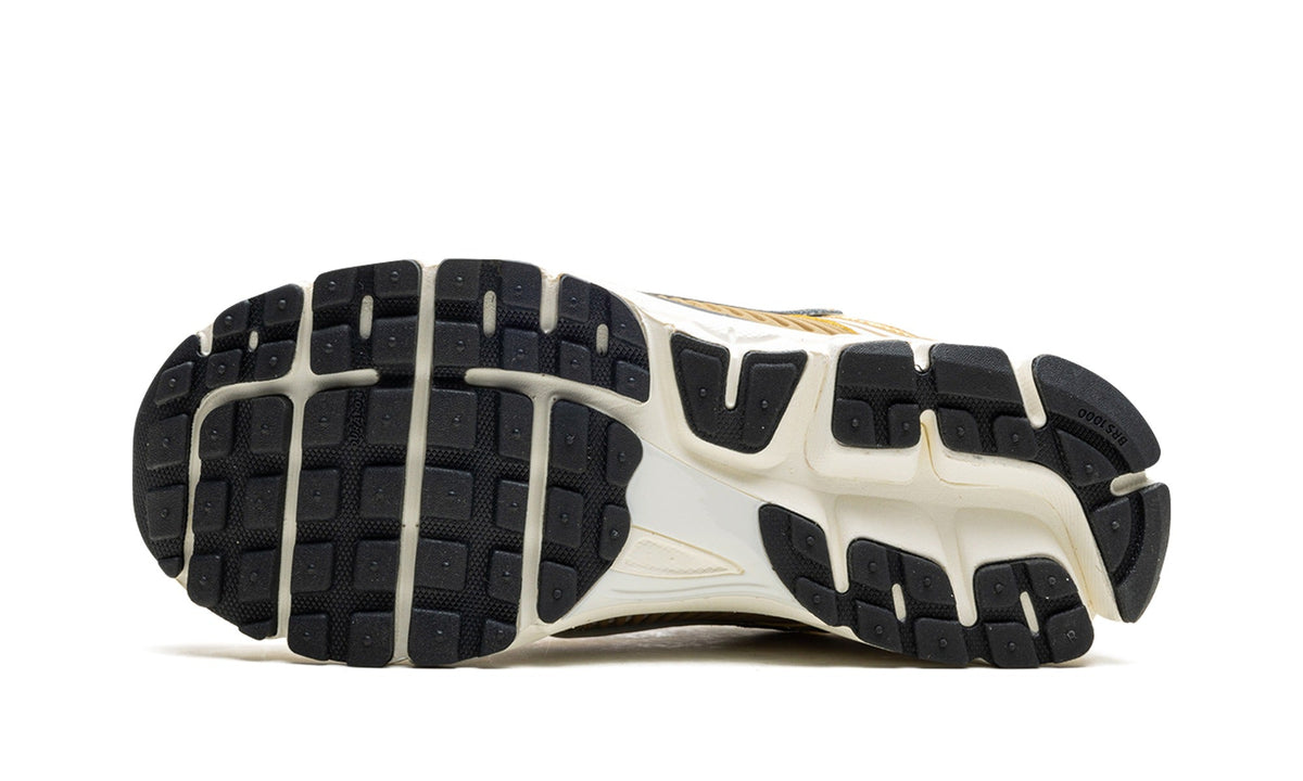 Nike Zoom Vomero 5 Sneakers – Metallic Gold & White